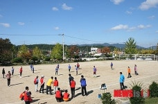 청명한 가을 하늘 아래 열린 체육대회