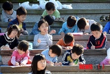 옹기종기 모여서 그리고 쓰고