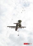 KC-130J 항공기서 투하되는 장비들