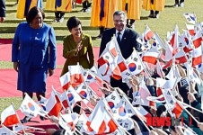 부곡초교 어린이들에게 손 흔드는 박근혜 대통령