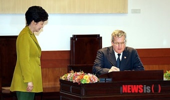 방명록에 서명하는 코모로프스키 폴란드 대통령