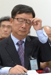 (주)프레델 한국교육방송공사 | [2013국감]안경 만지는 한국교육방송공사 사장