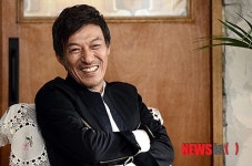 미소 짓는 배우 김갑수