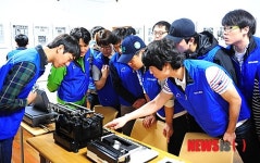 영월미디어기자박물관 관람하는 삼성디스플레이 사원들