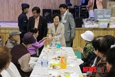 어르신들과 인사하는 신연희 구청장