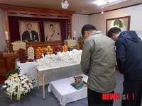 구미, 박정희 대통령 서거 34주년 헌화하는 시민들