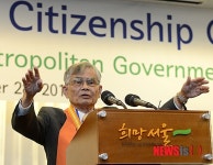 청계천 판자촌 설명하는 노무라 모토유키 목사