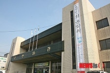 홍명희문학제 현수막 걸린 괴산군민회관