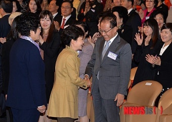 황우여 새누리당 대표와 악수하는 박근혜 대통령
