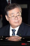 중앙지법 청사 나서는 황찬현 서울중앙지방법원장