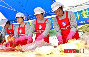 김장 담그는 정몽규 회장과 홍명보 감독