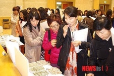 수산물 살펴보는 주민들