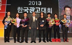 유공광고인들과 기념촬영하는 김종 제2차관
