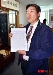서명용지 펼쳐보이는 무등시장 상인회장