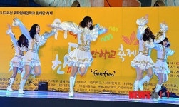 치어리딩 선보이는 학생들