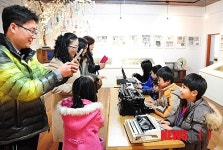 영월미디어기자박물관에서 1일기자 체험하는 어린이들