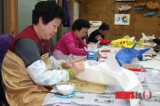 산천어 등 만드는 어르신들