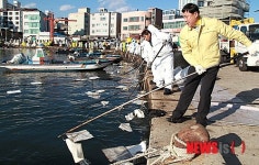 기름 걷어내는 울산 동구