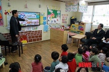 키즈월드 앱 시연하는 김정수 대표