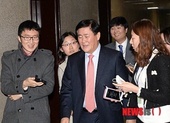 양당 원내대표 회동 이야기하는 새누리당 원내대표