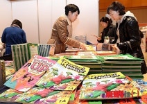 영어교재 살펴보는 학무보들