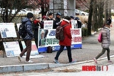 김한성교수 자진사퇴 기자회견…지나가는 학생들