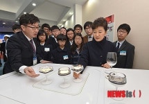 박 대통령, 한국전자통신연구원 참관