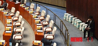 빈 자리와 예산안 자료들