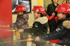 소화기 체험하는 어린이들