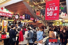 CJ올리브영, 계산하기 위해 줄을 선 고객들 ‘끝이 안보여~’