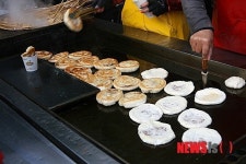 춘천 풍물시장 바쁘다 바빠 호떡굽기에 분주한 상인