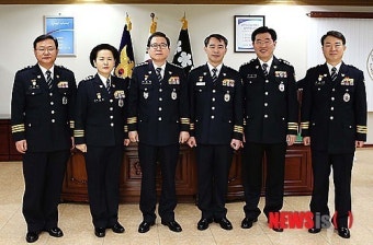 치안정감 인사와 기념촬영하는 이성한 청장