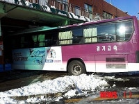 의정부터미널서 버스가 유리벽 뚫고 대합실 돌진