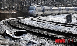 서울역으로 들어가는 KTX