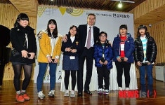 학생들과 포즈 취하는 울프 아우스프롱 CEO