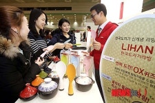 리빙제품 보는 고객들