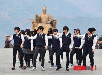 광화문광장서 춤추는 중학생들