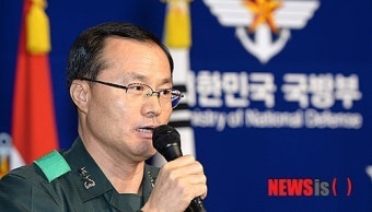 취재진 질문 답하는 백낙종 국방부 조사본부장