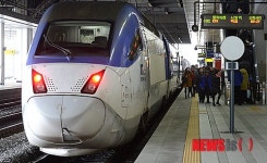 승객 내려주는 KTX