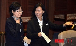 관계자 설명 듣는 황인자