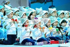 이야기 할머니를 위한 아이들의 축하 공연