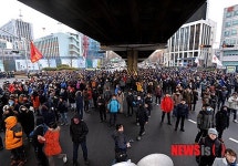 경찰의 민주노총 강경진입에 서대문 사거리 점거한 노조원들
