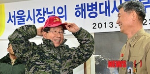 해병대사령부 방문 기념 모자 선물 받은 서울시장