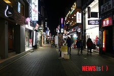 춘천 명동의 쓸쓸한 크리스마스 이브 풍경