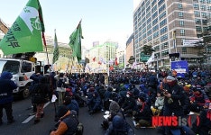 을지로까지 가득 메운 민주노총 소속 조합원들