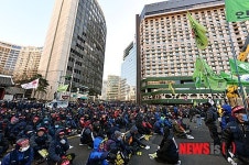 민주노총 소속 조합원들로 가득찬 소공로