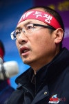 파업 철회 입장 밝히는 김명환 위원장