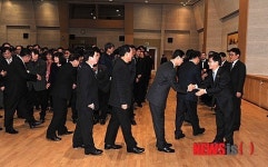 직원들과 악수하는 김성환 구청장