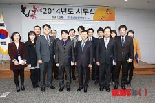 수상자들과 기념촬영하는 이충제 행복청장