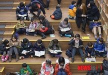 포근한 주말, 여유롭게 독서 즐기는 시민들